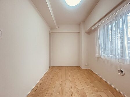 スマートなデザインと賢い収納が生活を快適にします。広々とした雰囲気を演出する工夫が施され、生活空間の魅力を引き出します。