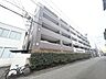 外観：周辺の街並みの中で適度な主張、生活に溶け込むシンプルなデザインの外観が魅力のマンションです。 