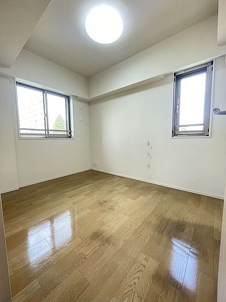 洋室はモダンなデザインと機能性を備え、快適な生活空間に。明るい窓から差し込む自然光が広々とした空間をさらに明るく開放的に感じさせます。  