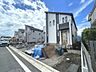 外観：周辺の街並みの中で適度な主張、生活に溶け込むシンプルなデザインの外観が魅力の一戸建です。 