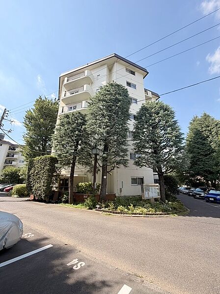 周辺の街並みの中で適度な主張、生活に溶け込むシンプルなデザインの外観が魅力の建物です。 