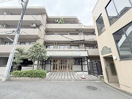 落ち着いたタイル貼りの外観が街並みに静かに溶け込み、日々の暮らしに安らぎをもたらします。