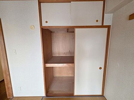 豊富な収納スペースもこの物件の特長の一つ。各所に収納が完備されており、生活をスッキリと整えることができます。