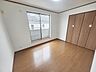 洋室：スタイリッシュなデザインと快適な居住性を兼ね備えた洋室。広々とした空間は、自分らしいインテリアを楽しむことができるほか、リラックスした時間を過ごすことができそうです。 