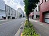 外観：街路樹が整備された歩道が続き、都市の利便性と落ち着いた住環境が共存するエリアです。 