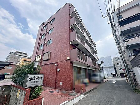 時を重ねるほどに味わいを増す、重厚でしっかりとした佇まいが魅力の建物です。