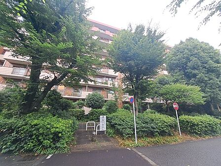 周辺の街並みの中で適度な主張、生活に溶け込むシンプルなデザインの外観が魅力の一戸建です。