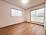 洋室：スタイリッシュなデザインと快適な居住性を兼ね備えた洋室。広々とした空間は、自分らしいインテリアを楽しむことができるほか、リラックスした時間を過ごすことができそうです。 
