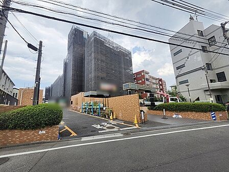 落ち着いた街並みに溶け込む端正な佇まいの外観。永く住まう場所としての安心感が漂います。 