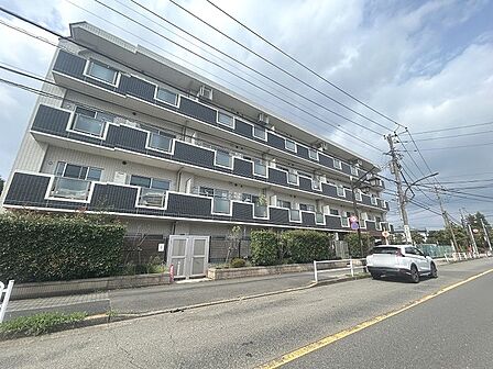 周辺の街並みの中で適度な主張、生活に溶け込むシンプルなデザインの外観が魅力のマンションです。
