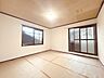洋室：実際に室内をご見学頂くと生活のイメージが広がります。家具を置いたイメージや窓からの景色など、現地で体感ください。 
