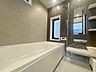 浴室：一日の疲れを癒してくれるゆったりとしたバスルームです。 