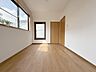 洋室：スマートなデザインと賢い収納が生活を快適にします。広々とした雰囲気を演出する工夫が施され、生活空間の魅力を引き出します。  