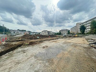 外観：現地ご見学の際、スタッフが様々なご質問に対応いたします、周辺環境、前面道路、建築可能な建物について、ぜひご相談ください。 