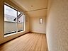 洋室：スマートなデザインと賢い収納が生活を快適にします。広々とした雰囲気を演出する工夫が施され、生活空間の魅力を引き出します。  