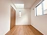 洋室：スタイリッシュなデザインと快適な居住性を兼ね備えた洋室。広々とした空間は、自分らしいインテリアを楽しむことができるほか、リラックスした時間を過ごすことができそうです。 