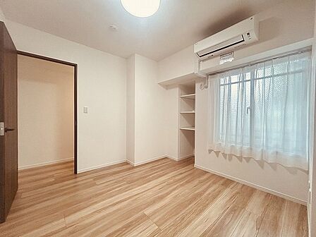 洋室はモダンなデザインと機能性を備え、快適な生活空間に。明るい窓から差し込む自然光が広々とした空間をさらに明るく開放的に感じさせます。  