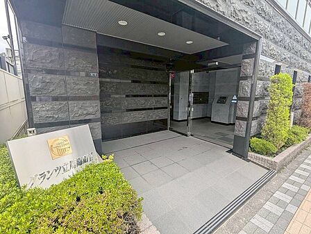 周辺の街並みの中で適度な主張、生活に溶け込むシンプルなデザインの外観が魅力のマンションです。