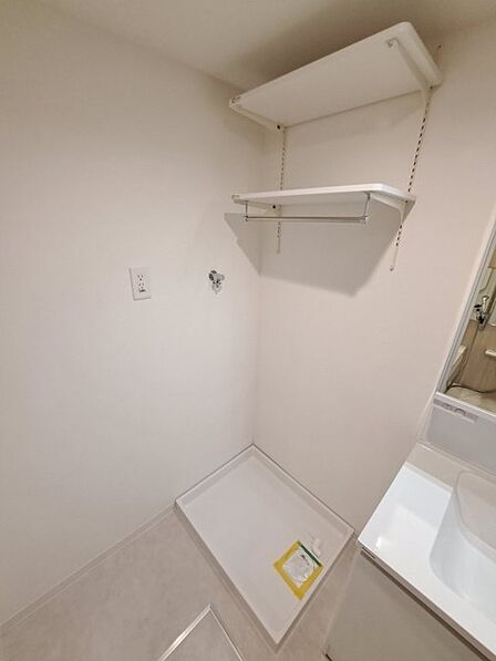 使いやすいタイプの洗面化粧台のあるランドリースペース 
