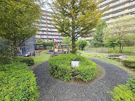 自然に恵まれた豊かな緑と美しいロケーションが特徴です。穏やかな暮らしやリラックスした健康的な生活が送れそう。日々の喧騒から離れ、自然に囲まれた癒しの場所はいかがでしょうか。