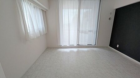 スマートなデザインと賢い収納が生活を快適にします。広々とした雰囲気を演出する工夫が施され、生活空間の魅力を引き出します。