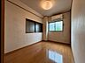 室内：スマートなデザインと賢い収納が生活を快適にします。広々とした雰囲気を演出する工夫が施され、生活空間の魅力を引き出します。  