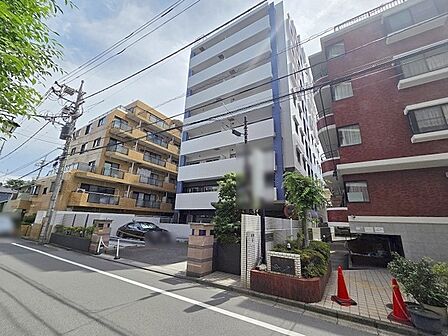 周辺の街並みの中で適度な主張、生活に溶け込むシンプルなデザインの外観が魅力の建物です。 
