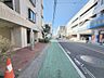 外観：利便性と快適性を両立した立地。ショッピングやレストラン、公共交通機関へのアクセスが良好でありながら、周囲の緑豊かな自然環境も満喫できます。  