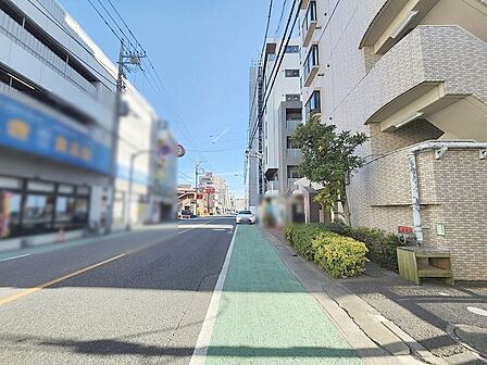 歩道の整備されたすっきりと見通しの良い街並みが落ち着いた日常を演出します。