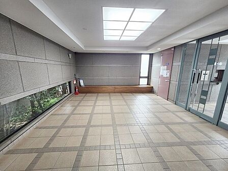 落ち着いた色調で統一された意匠が、静かで洗練された迎客の時間を演出します。