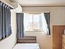 洋室：スタイリッシュなデザインと快適な居住性を兼ね備えた洋室。広々とした空間は、自分らしいインテリアを楽しむことができるほか、リラックスした時間を過ごすことができそうです。 