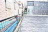 外観：現地ご見学の際、スタッフが様々なご質問に対応いたします、周辺環境、前面道路、建築可能な建物について、ぜひご相談ください。 