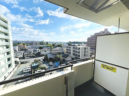 日々の忙しさやストレスから離れ、バルコニーで静かに深呼吸、心が穏やかになります。