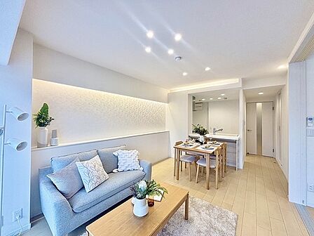 家族の集まるリビングは気持ちの良い自然光が差し込む団欒空間。室内のご見学予約も随時、受付中ですのでお気軽にお問合せください。 