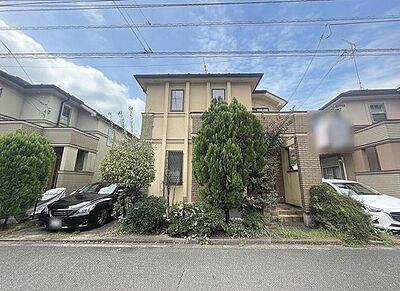 外観：周辺の街並みの中で適度な主張、生活に溶け込むシンプルなデザインの外観が魅力の一戸建です。 