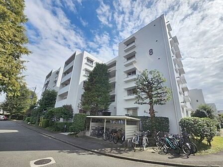 自然に恵まれた豊かな緑と美しいロケーションが特徴です。穏やかな暮らしやリラックスした健康的な生活が送れそう。日々の喧騒から離れ、自然に囲まれた癒しの場所はいかがでしょうか。
