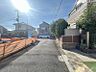 その他：安心して暮らすことのできる住宅街。　住宅地の道路は一般に交通量が少なく車などの騒音が少ないため、住民にとって静かな生活環境が提供されます。