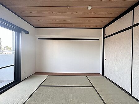 畳の香りと柔らかな光がリラックスした空間を作ります。