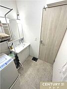清潔感のある洗面所です。朝の身支度やお子様のお着換えも快適な広さです！収納などの機能面に優れた3面鏡付き洗面化粧台は嬉しいですね。センチュリー21クレド