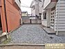 駐車場：【駐車場2か所】お住まいには車2〜3台が駐車可能！（車種による）2個所に分かれた駐車スペースで共働きのご夫婦なども個々のペースを守れます。