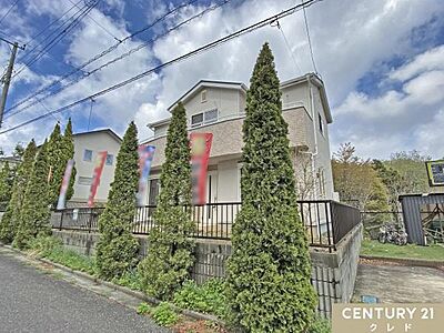 外観：四季折々の美しい景観が楽しめる静かな住宅街エリアに佇む4LDKのお住まいです。バス路線も整備されているため、周辺地域への移動もスムーズです。