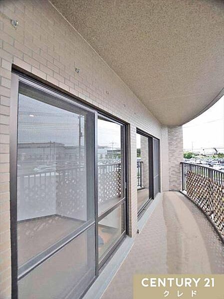 南側から西側にかけて全居室に面したバルコニー。お洗濯物を干すだけでなく、ほっと一息つけるリラックススペースとしても活躍します