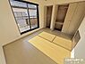 子供部屋：【洋室南側4.5帖】バルコニーに面した大きな窓からたっぷりと光が入り、室内に明るさをもたらします。豊富な収納付きで住空間をより広く確保！