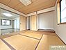 和室：【2階　和室8帖】い草の香りが心地いい和室。来客時に座布団を出せば応接間として、布団を敷けばお客様用の寝室としても使うことができます。