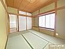 和室：【2階和室6帖】障子窓から柔らかな光が差し込み、落ち着いた和の空間が広がります。押入れ付きでお布団などもしっかり片付きます。