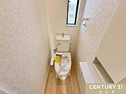 肌への負担に配慮し、快適な生活をサポートする温水洗浄機能付きトイレ。埋め込み収納にはトイレットペーパーや掃除道具をスマートに収納できます。