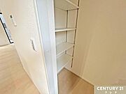 【パントリー】食品のストックや調理器具の収納に大活躍するパントリー。棚板の高さを自由に変えられる可動棚仕様なので、背の高いペットボトルなどもスッキリ収まります。