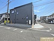 北東6ｍ×北西6ｍの角地に位置し、陽当り・風通し良好。前面道路はどちらも6ｍとゆとりがあり、車のすれ違いも余裕の広さで、毎日の駐車もストレスフリーです。