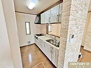 収納豊富なシステムキッチンは動線にゆとりを作り、住空間を広く確保。キッチンツールなどもすっきりと収納することができ毎日のお料理やお掃除も快適に行うことができます。