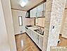 キッチン：収納豊富なシステムキッチンは動線にゆとりを作り、住空間を広く確保。キッチンツールなどもすっきりと収納することができ毎日のお料理やお掃除も快適に行うことができます。